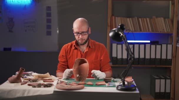 Archeolog Pracujący Biurze Godzinach Nocy Badanie Starożytnej Kultury Cywilizacji Stara — Wideo stockowe