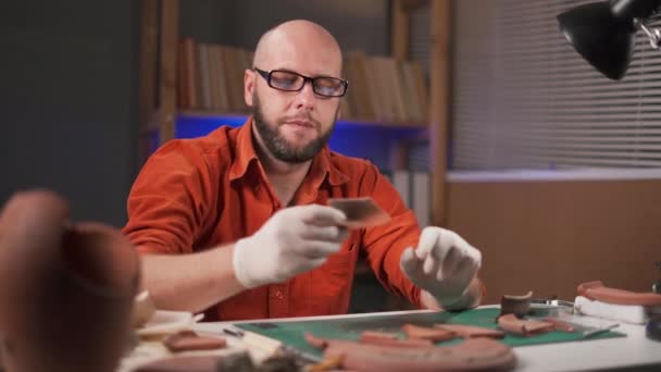 Arkeolog Arbetar Sent Kontoret Med Artefakter Från Gammal Kultur Utgrävning — Stockvideo