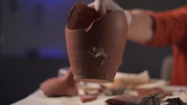 Archäologe Arbeitet Büro Mit Einem Antiken Gefäß Und Studiert Die — Stockvideo