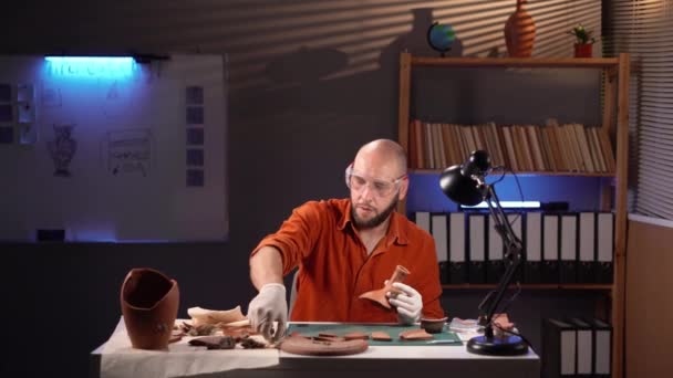 Arkeolog Gece Geç Saatlerde Eski Amforo Fırçayla Temizleyerek Ofisinde Çalışıyor — Stok video