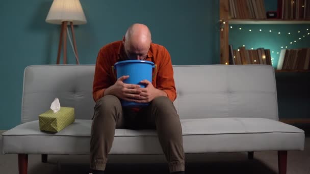 Concept Intoxication Alimentaire Homme Souffrant Nausées Vomissements Sur Canapé Maison — Video
