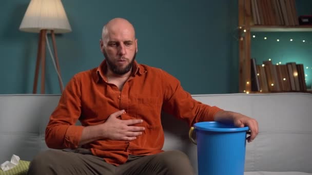 Concept Intoxication Alimentaire Homme Souffrant Nausées Vomissements Sur Canapé Maison — Video