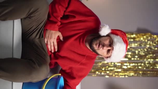 Homem Que Sofre Náuseas Vómitos Depois Uma Festa Natal Intoxicação — Vídeo de Stock