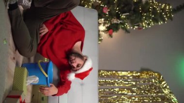 Evde bir Noel partisinden sonra akşamdan kalmayım. Mide bulantısı ve kusma çeken genç bir adam. Dikey video