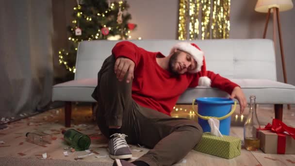Kocovina Vánočním Večírku Doma Mladý Muž Trpící Nevolností Zvracením Kopírovat — Stock video