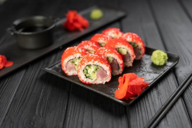Siyah tabakta havyar, avokado ve ton balıklı suşi seti. Japon mutfağı konsepti. Boşluğu kopyala