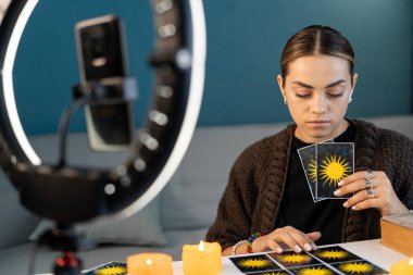 Falcı blogcu akıllı telefondan falcı replikleri okuyor, internette falcılık yapıyor. Tarot kartlarıyla psişik okumalar ve kehanet konsepti. Boşluğu kopyala