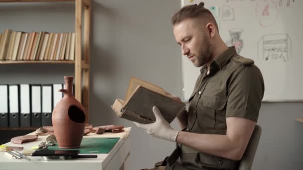 Man Arkeolog Arbetar Kontoret Studerar Antika Artefakter Läsa Gammal Bok — Stockvideo