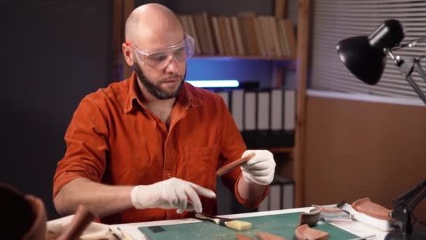 Arqueólogo Trabaja Oficina Hasta Tarde Estudiando Artefactos Cultura Antigua Concepto — Vídeos de Stock