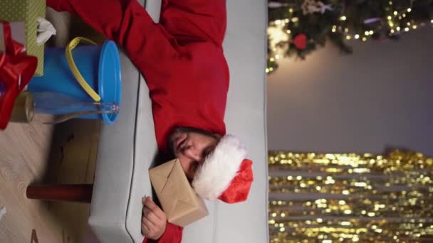 Тысячелетний Мужчина Шляпе Санты Страдает Тошноты Похмелья После Вечеринки Рождество — стоковое видео