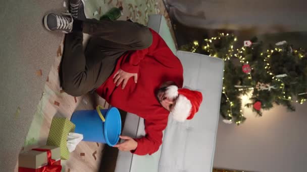 Тысячелетний Мужчина Шляпе Санты Страдает Тошноты Похмелья После Вечеринки Рождество — стоковое видео
