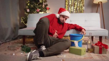 Parti sonrası kusmuk çeken Noel Baba şapkalı sarhoş adamın içki mahmurluğu konsepti var. Boşluğu kopyala