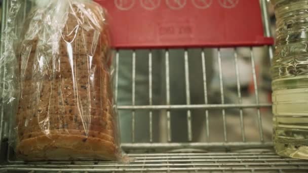 Belanja Toko Kelontong Pelanggan Mendorong Gerobak Antara Lorong Menempatkan Makanan — Stok Video