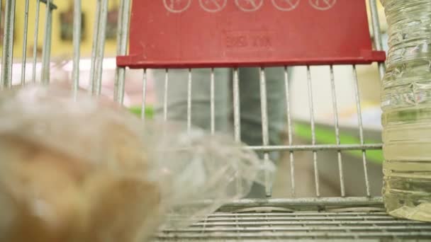 Detailní Záběr Nakupující Ženy Vozíkem Supermarketu Něj Dal Rajčatový Kečup — Stock video