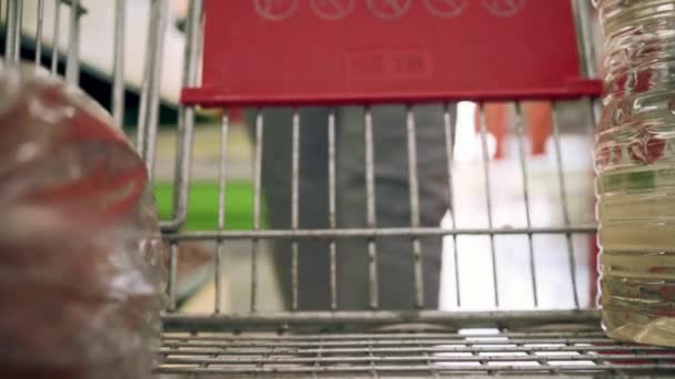 Mulher Supermercado Empurrando Carrinho Compras Cheio Vegetais Frescos Colocando Abobrinha — Vídeo de Stock