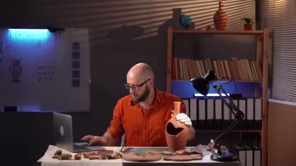 Gece Geç Saatlere Kadar Ofiste Çalışan Bir Arkeolog Dizüstü Bilgisayar — Stok video
