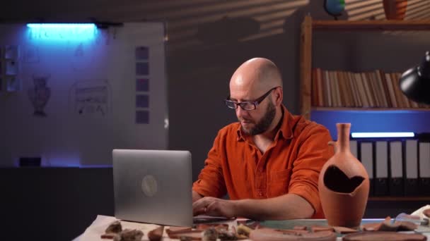 Arqueólogo Trabalhando Até Tarde Noite Escritório Usando Laptop Blogando Sobre — Vídeo de Stock