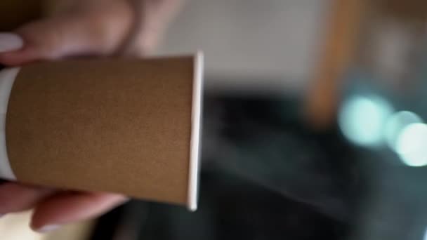 Papírový Šálek Kávou Dámské Ruce Detailní Záběr Čas Kafe Káva — Stock video