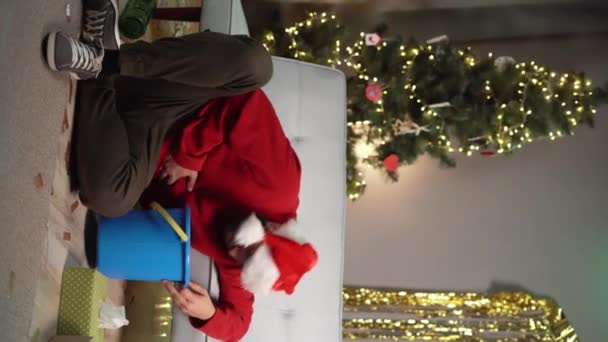 Homme Millénaire Chapeau Père Noël Souffrant Nausées Gueule Bois Après — Video