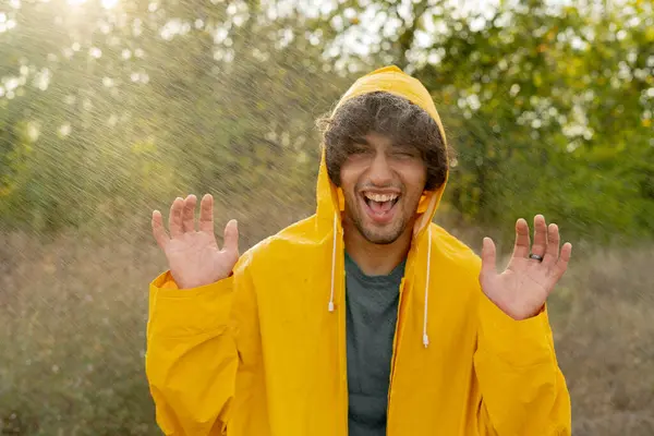 Joven Árabe Sonríe Ríe Bajo Lluvia Feliz Con Vida Naturaleza — Foto de Stock
