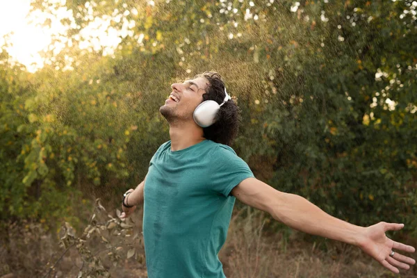 Νεαρός Άραβας Ακουστικά Βρεγμένο Shirt Απολαμβάνει Αναζωογονητική Καλοκαιρινή Βροχή Ακτινοβολώντας — Φωτογραφία Αρχείου