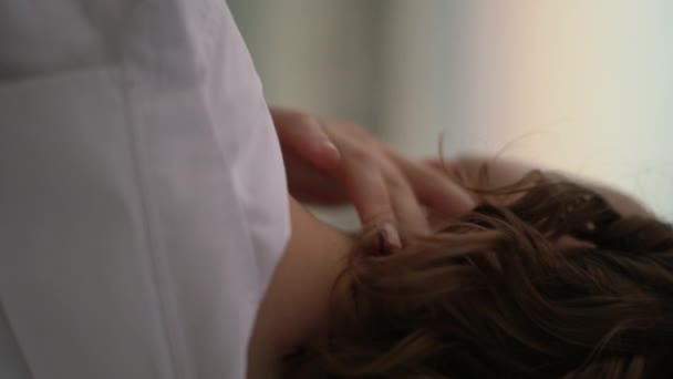 Mulher Bonita Nova Atmosfera Suave Toque Seu Ombro Close Descanso — Vídeo de Stock