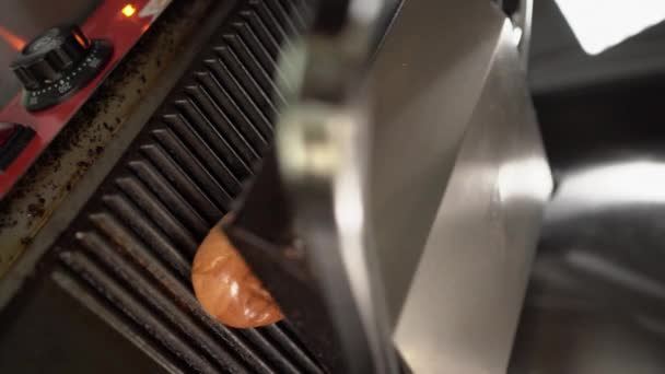 Egy Közeli Felvétel Hot Dogos Zsemléről Amint Egy Elektromos Grill — Stock videók