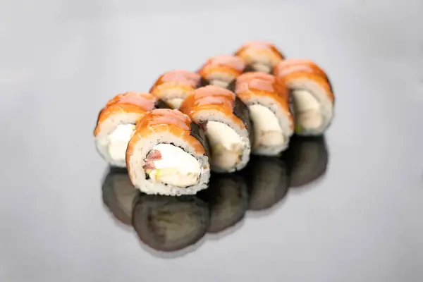 Sushi Toczy Się Białym Tle Odbiciem Leżeć Płasko Koncepcja Jedzenia — Zdjęcie stockowe