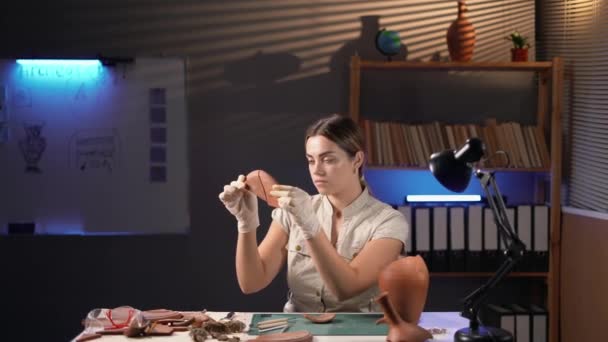 Arqueólogo Mulher Trabalhando Escritório Com Artefatos Cultura Antiga Tarde Noite — Vídeo de Stock