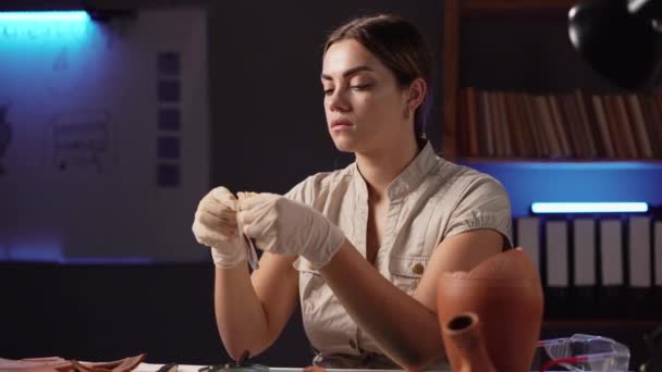 Arqueóloga Que Estudia Artefacto Antiguo Trabajando Hasta Tarde Oficina Copiar — Vídeo de stock