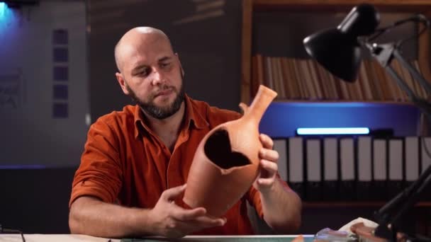 Skaldet Arkæolog Arbejder Sent Natten Kontoret Studerer Gammel Vase Mens – Stock-video