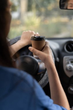 Elinde kağıt bardak kahve tutan bir kadın. Kahve molası. Boşluğu kopyala