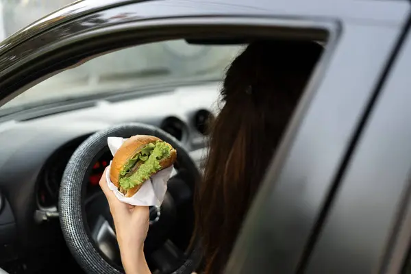 맛있는 햄버거를 자동차를 체증에 — 스톡 사진