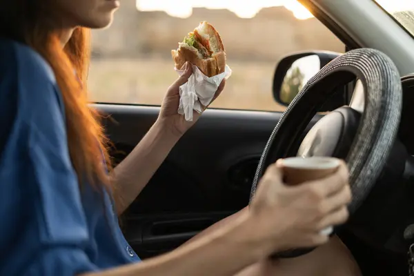 운전자는 커피를 마시고 햄버거를 먹습니다 체증에서 아침의 — 스톡 사진