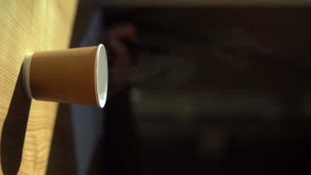 カフェの女性がテイクアウトコーヒーカップを持ち リラックスしたり 仕事を計画したりします バーティカルビデオ — ストック動画