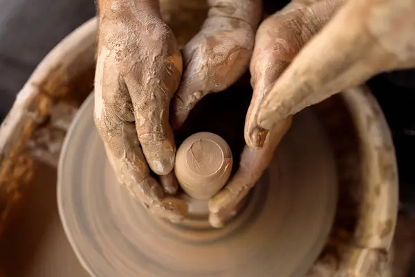 Tangan Potter Membimbing Tangan Perempuan Untuk Membantunya Bekerja Dengan Tanah — Stok Foto