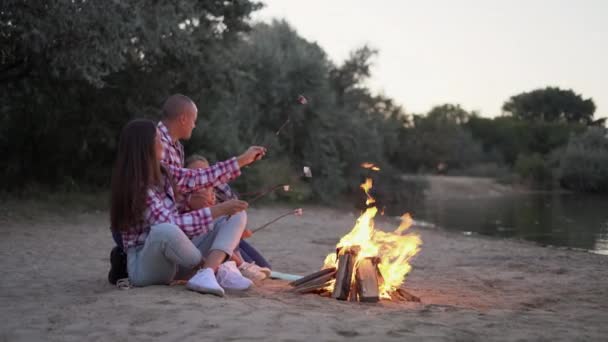 Familienmama Papa Und Zwei Töchter Braten Abend Marshmallows Feuer Und — Stockvideo