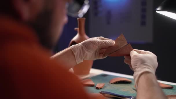 사무실에서 암포라의 골동품 부분을 고고학자 클로즈업 — 비디오