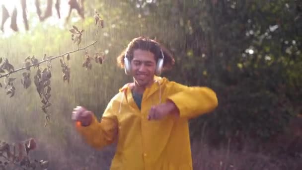 Młody Arabczyk Tańczący Słuchający Muzyki Słuchawkach Lesie Facet Żółtym Płaszczu — Wideo stockowe