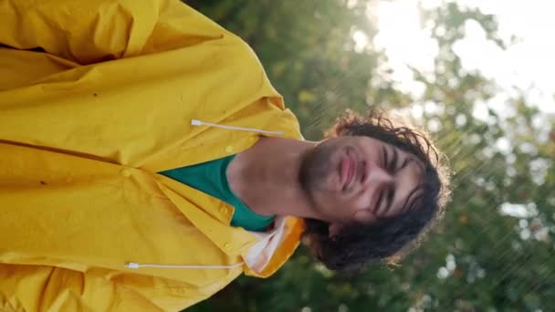 Jovem Árabe Desfrutando Chuva Verão Vestindo Uma Capa Impermeável Amarela — Vídeo de Stock