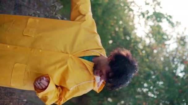 Joven Árabe Sonriente Con Impermeable Amarillo Bailando Durante Lluvia Parque — Vídeos de Stock