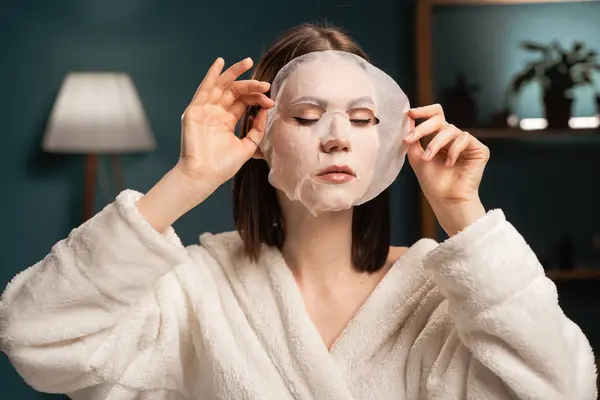 Face Care Beauty Treatments Concept Mulher Com Pano Hidratante Máscara — Fotografia de Stock