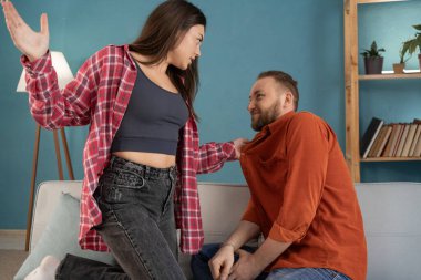 Aile kavgası, kadın kızar ve kocasına bağırır, aile içinde kavga eder. Boşluğu kopyala