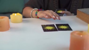 Falcı, tarot kartlarını masaya serer. Gelecek ve kader tahmin kavramı. Yakın plan.