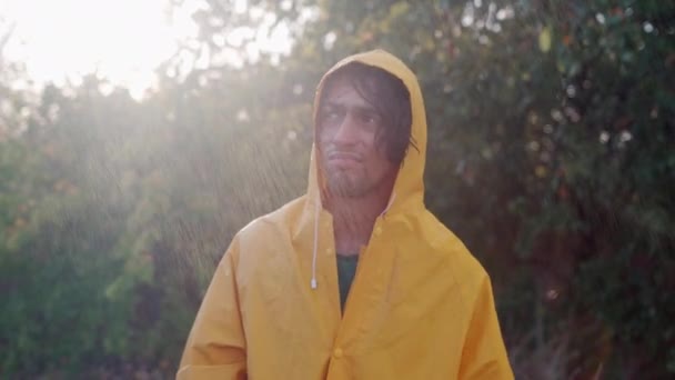 Trauriger Junger Arabischer Mann Gelbem Regenmantel Der Bei Regen Draußen — Stockvideo