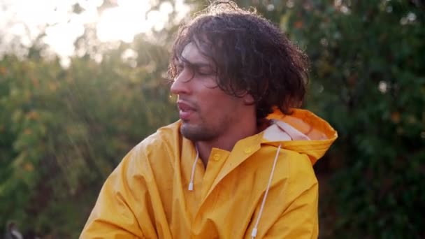 Smutny Arabski Człowiek Letnim Deszczu Emocjonalny Facet Nosi Żółty Płaszcz — Wideo stockowe