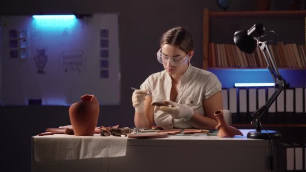 Женщина Археолог Работающая Офисе Поздно Ночью Изучает Древний Артефакт Древней — стоковое видео