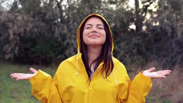 Közelkép Egy Mosolygó Fiatal Nőről Sárga Esőkabátban Parkban Vidám Élvezi — Stock videók