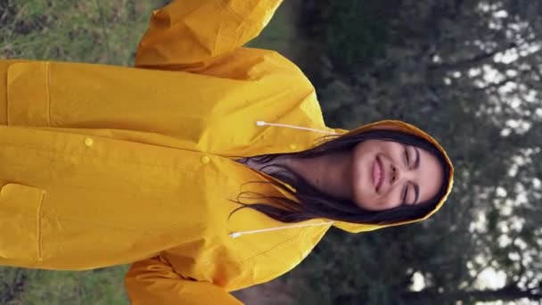 Portret Van Een Lachende Jonge Vrouw Een Gele Regenjas Tijdens — Stockvideo