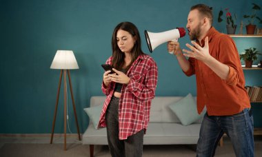 Erkek, mikrofon tartışmasını alıp evde cep telefonuyla konuşan bir kadınla tartışır. Boşluğu kopyala